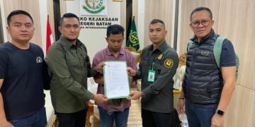 Wayan Depa Yogiana saat diamankan di Kejaksaan Negeri Batam. -Balitopik.com