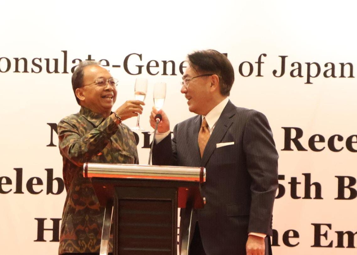 Wayan Koster dan Konsulat Jenderal Jepang, Katsutoshi Miyakawa bersulang merayakan ultah Kaisar Jepang ke 65 di Nusa Dua. -Balitopik.com