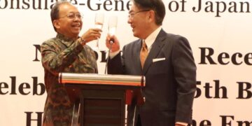 Wayan Koster dan Konsulat Jenderal Jepang, Katsutoshi Miyakawa bersulang merayakan ultah Kaisar Jepang ke 65 di Nusa Dua. -Balitopik.com