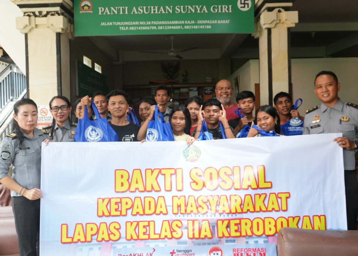 Petugas Lapas Kerobokan saat bagikan bantuan sosial ke Panti Asuhan Sunya Giri. -Balitopik.com