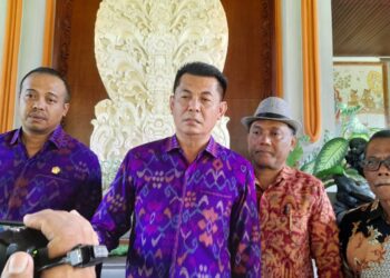 Dewa Jack (dua dari kiri) didampingi pimpinan DPRD Bali lainnya. -Balitopik.com