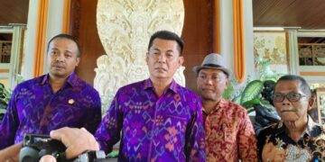 Dewa Jack (dua dari kiri) didampingi pimpinan DPRD Bali lainnya. -Balitopik.com