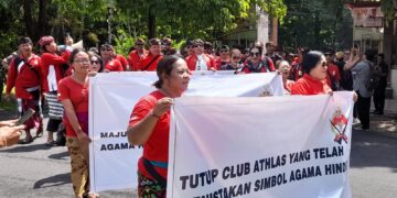 Massa aksi Yayasan Keris Bali saat long march menuju Wantilan DPRD Bali. -Balitopik.com