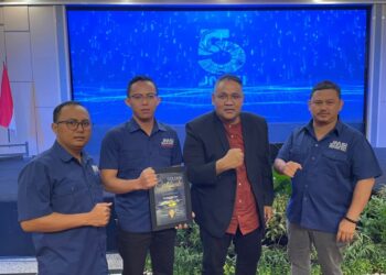 Ketua Umum JMSI, Dr. Teguh Santosa (dua dari kanan) dan Pengurus Daerah JMSI Bali usai menerima penghargaan. -Balitopik.com