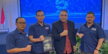 Ketua Umum JMSI, Dr. Teguh Santosa (dua dari kanan) dan Pengurus Daerah JMSI Bali usai menerima penghargaan. -Balitopik.com