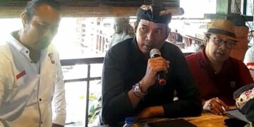 Ketua Forkom Taksu Bali, Jro Mangku Wisna (JMW) diapit Sekjen Gung Kis (kiri) dan Tim Hukum Forkom Taksu Bali, Jro Komang Sutrisna. -Balitopik.com