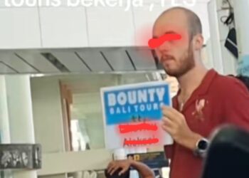 Tangkap layar video viral serang turis sedang memegang papan jemputan. -Balitopik.com