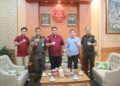 Kalapas Kerobokan, Hudi Ismono (tengah), Kepala Kejari Denpasar Agus Setiadi serta jajaran Lapas dan Kejari lainnya.