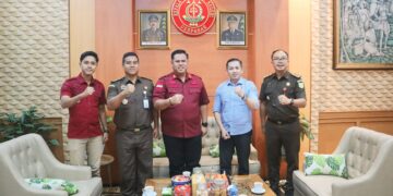 Kalapas Kerobokan, Hudi Ismono (tengah), Kepala Kejari Denpasar Agus Setiadi serta jajaran Lapas dan Kejari lainnya.
