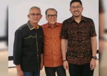 Kiri: Ida Gede Komang Kresna Budi, Tantowi Yahya danAgung Bagus Pratiksa Linggih. -TikTok @kresnabudi117