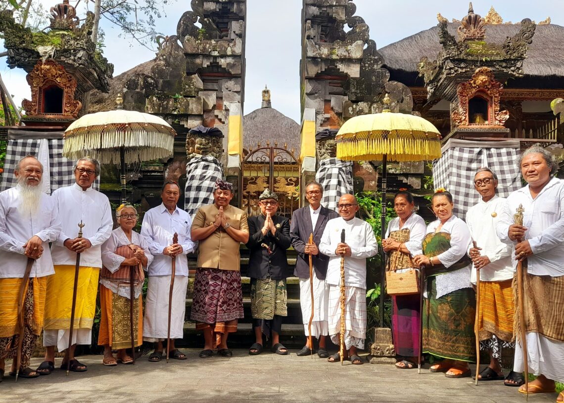 Sang Made Mahendra Jaya (6 dari kiri) dan Ketua Yayasan Puri Kauhan Ubud, Dr. AAGN Ari Dwipayana diapit para penanda di Puri Kauhan Ubud. -Balitopik.com
