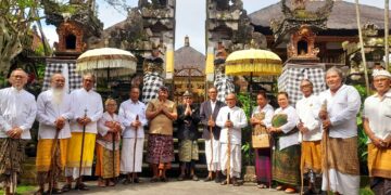 Sang Made Mahendra Jaya (6 dari kiri) dan Ketua Yayasan Puri Kauhan Ubud, Dr. AAGN Ari Dwipayana diapit para penanda di Puri Kauhan Ubud. -Balitopik.com