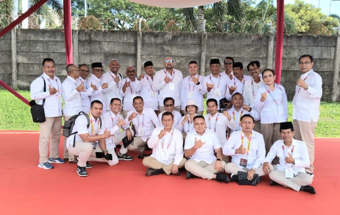 De Gadjah (tengah/kaca mata) dan pengurus Gerindra se-Bali. -IST
