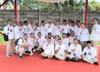 De Gadjah (tengah/kaca mata) dan pengurus Gerindra se-Bali. -IST