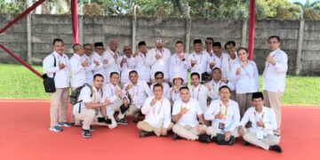 De Gadjah (tengah/kaca mata) dan pengurus Gerindra se-Bali. -IST