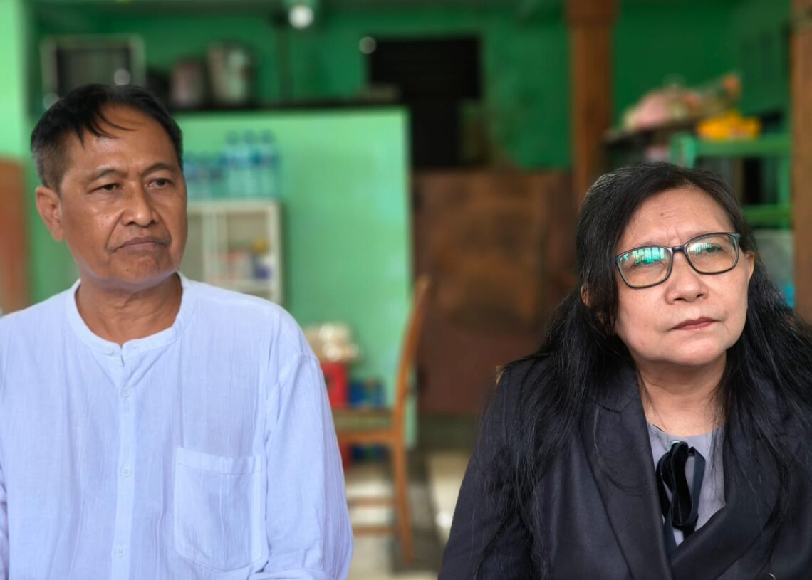 Siti Sapurah alias Ipung (kanan) saat menemani kliennya I Gusti Putu Wirawan untuk dimintai keterangan di Polda Bali. -Balitopik.com