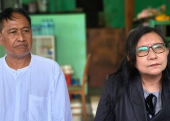 Siti Sapurah alias Ipung (kanan) saat menemani kliennya I Gusti Putu Wirawan untuk dimintai keterangan di Polda Bali. -Balitopik.com