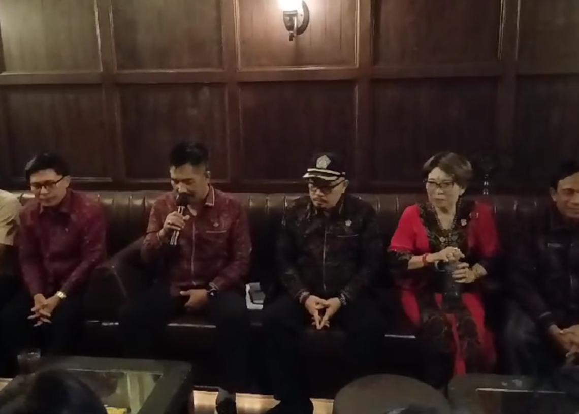 Ketua Komisi I, I Nyoman Budi Utama (tengah pegang mic) didampngi anggota komisi 1 dan Komisi IV DPRD Bali saat pertemuan dengan pihak ATLAS Super Club. -Balitopik.com