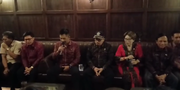 Ketua Komisi I, I Nyoman Budi Utama (tengah pegang mic) didampngi anggota komisi 1 dan Komisi IV DPRD Bali saat pertemuan dengan pihak ATLAS Super Club. -Balitopik.com