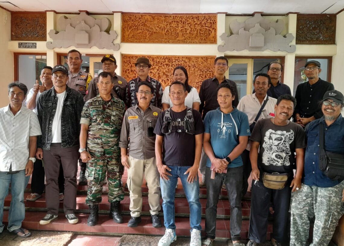 Foto bersama para pemilik UMKM, Lurah Serangan, TNI/Polri wilayah terkait dan Kepala UPT Tahura Ngurah Rai dan jajaran. -Balitopik.com