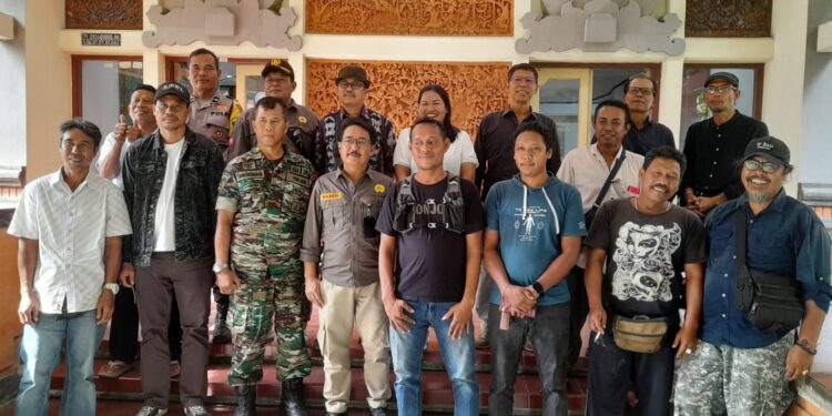 Foto bersama para pemilik UMKM, Lurah Serangan, TNI/Polri wilayah terkait dan Kepala UPT Tahura Ngurah Rai dan jajaran. -Balitopik.com