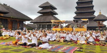 Suasana Mejaya Jaya para kepala daerah terpilih di Pura Agung Besakih. -Balitopik.com
