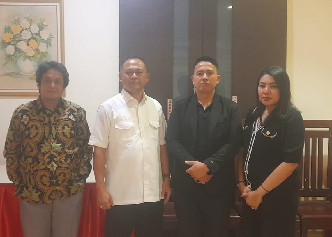 Fiona Magdalena Yapsawaky (kanan) didamping suami (kedua dari kanan), Kuasa hukum Heru Suroto (kedua dari kiri) dan rekan. -Balitopik.com