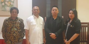 Fiona Magdalena Yapsawaky (kanan) didamping suami (kedua dari kanan), Kuasa hukum Heru Suroto (kedua dari kiri) dan rekan. -Balitopik.com