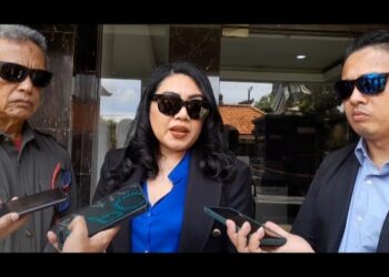 Kepala Cabang PT Jatarim Binau Lines Bali, Fiona Magdalena Yapsawaky (tengah). -Balitopik.com