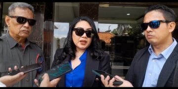 Kepala Cabang PT Jatarim Binau Lines Bali, Fiona Magdalena Yapsawaky (tengah). -Balitopik.com