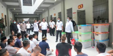 Petugas Lapas Kerobokan saat melakukan operasi gabungan dan tes urin. -Balitopik.com