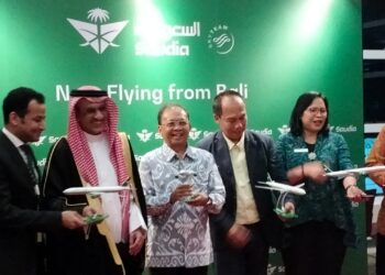 Wayan Koster saat menghadiri penerbangan perdana Saudi Airlines ke Bali. -IST