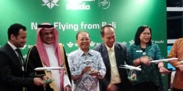 Wayan Koster saat menghadiri penerbangan perdana Saudi Airlines ke Bali. -IST