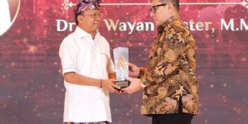 Gubernur Bali Wayan Koster saat menerima penghargaan sebagai Tokoh Pelindung Budaya Bali Lestari dari Detik Awards 2025. -IST