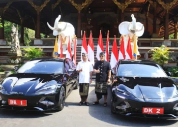 Koster Giri saat berpose dengan mobil BYD Seal yang digunakan sebagai mobil dinas kegubernuran periode 2025-2030. IST