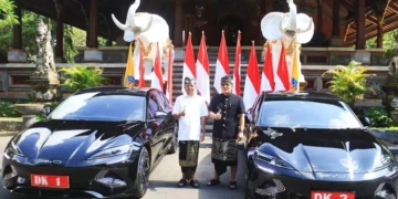Koster Giri saat berpose dengan mobil BYD Seal yang digunakan sebagai mobil dinas kegubernuran periode 2025-2030. IST