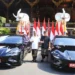 Koster Giri saat berpose dengan mobil BYD Seal yang digunakan sebagai mobil dinas kegubernuran periode 2025-2030. IST