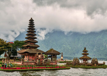 Pura Ulun Danu Beratan Di Tengah Danau. Photo by Norbert Braun