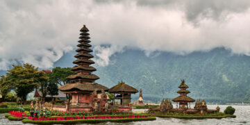 Pura Ulun Danu Beratan Di Tengah Danau. Photo by Norbert Braun