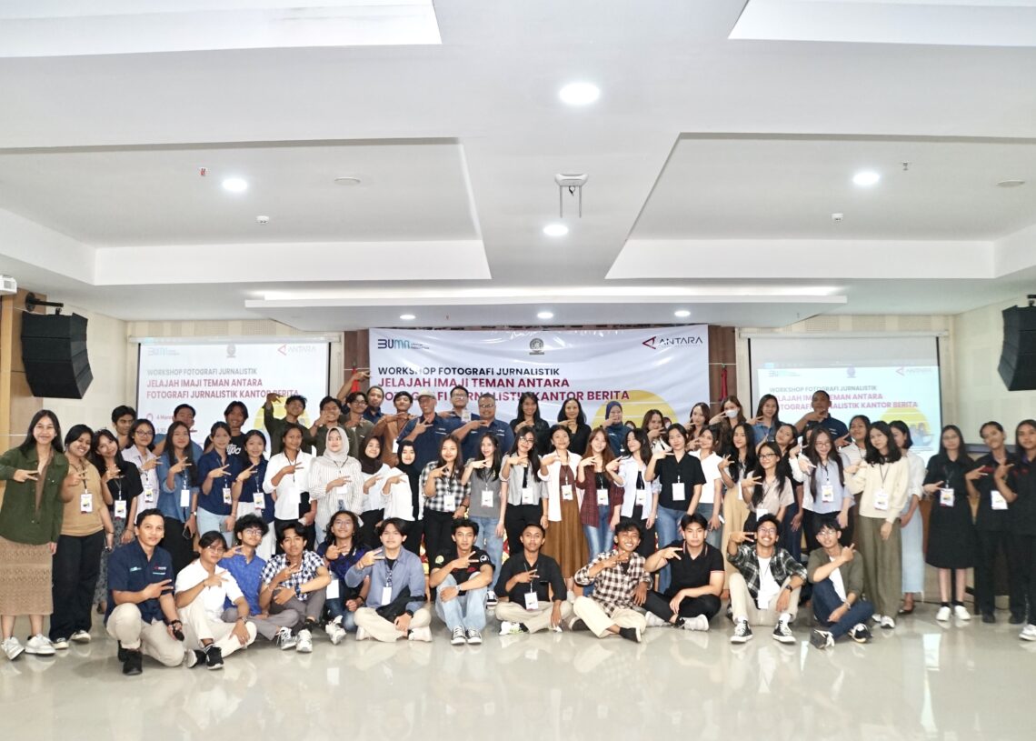 Puluhan mahasiswa dari berbagai kampus di Bali yang ikut pelatihan fotografi jurnalistik oleh kantor berita ANTARA. -IST