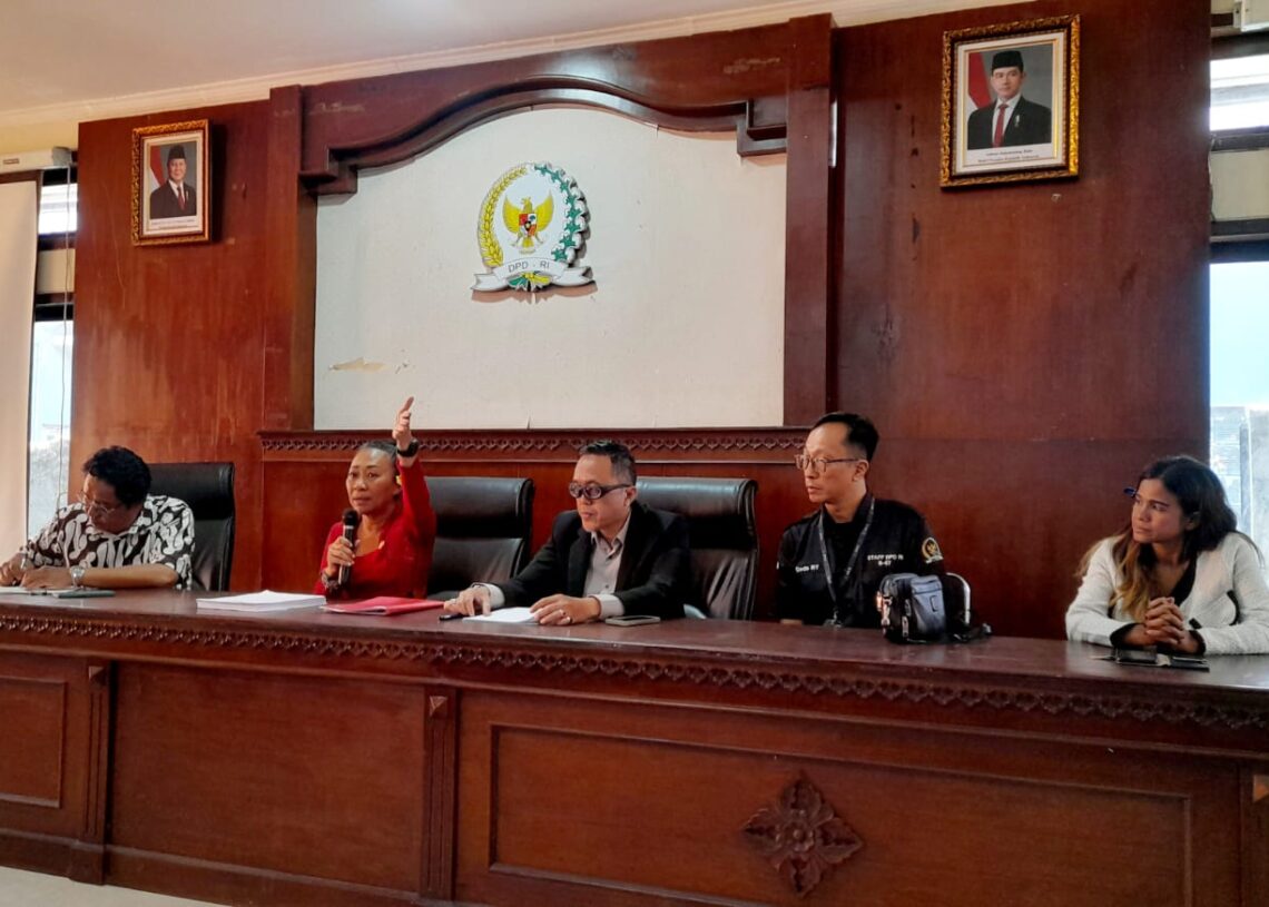 Niluh Djelantik (kedua dari kiri) dan Daniar Trisasongko (tengah) saat konferensi pers di gedung DPD RI Bali. -Balitopik.com