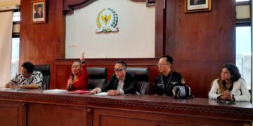 Niluh Djelantik (kedua dari kiri) dan Daniar Trisasongko (tengah) saat konferensi pers di gedung DPD RI Bali. -Balitopik.com