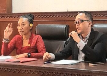 Daniar Trisasongko dan Ni Luh Djelantik saat konferensi pers di Gedung DPD RI Bali 7 Maret 2025. -Balitopik.com