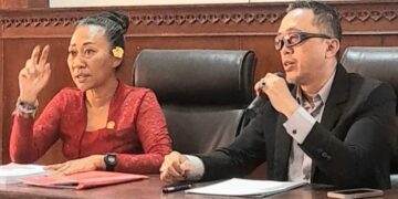 Daniar Trisasongko dan Ni Luh Djelantik saat konferensi pers di Gedung DPD RI Bali 7 Maret 2025. -Balitopik.com