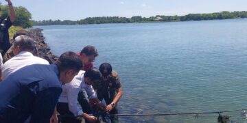 Proses pembongkaran pelampung laut di Serangan. - Balitopik.com