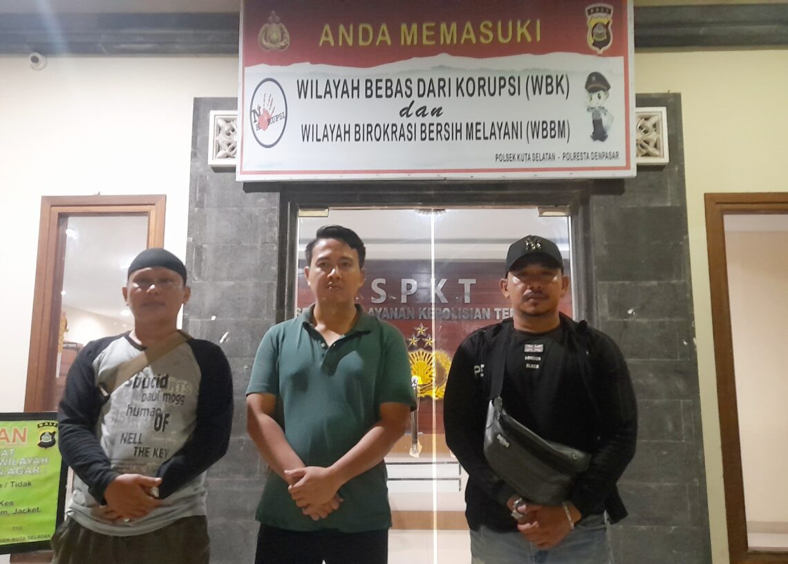 Korwil JAKI Inisiatif Bali Kang Chandra (kiri) saat mendampingi Jhon Philip melapor ke Polsek Kuta Selatan. -Balitopik.com