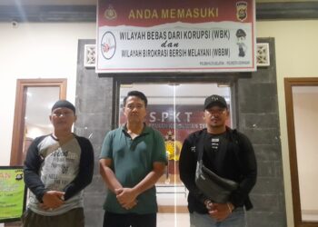 Korwil JAKI Inisiatif Bali Kang Chandra (kiri) saat mendampingi Jhon Philip melapor ke Polsek Kuta Selatan. -Balitopik.com