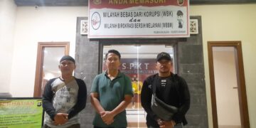 Korwil JAKI Inisiatif Bali Kang Chandra (kiri) saat mendampingi Jhon Philip melapor ke Polsek Kuta Selatan. -Balitopik.com