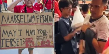 Momen pria paruh baya yang menangkap lemparan kaos Marselino Ferdian. -IST