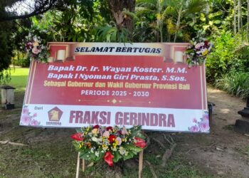 Karangan bunga dari Fraksi Gerindra DPRD Bali kepada Wayan Koster dan Giri Prasta. -Balitopik.com